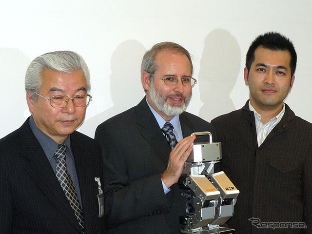 マイクロソフト、ZMP、双葉電子---3社協業で新型ロボットを発表