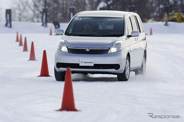【横浜ゴム スタッドレスタイヤ勉強会】スリックタイヤも雪道を走れる!
