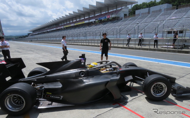 HALO装着状態のSF19(#11 ホンダエンジン搭載車)。