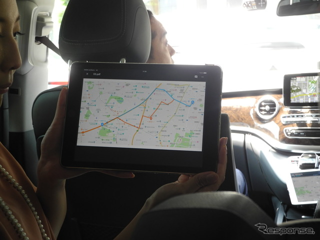途中で乗客をピックアップする際、車内の人にルート変更を知らせる