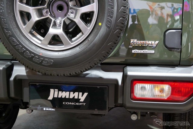 リアのハッチゲートには、「シエラ」ボディにも関わらず「JIMNY」のエンブレムが