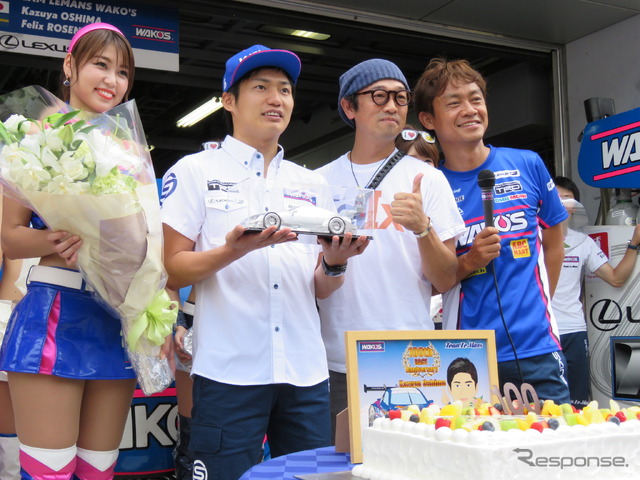 ピットウォーク時、#6 LC500を駆る大嶋和也(左から2人目)の参戦100レース祝賀会が盛大に実施された。
