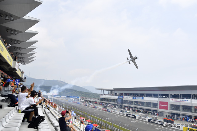 室屋選手によるアクロバティックフラウと