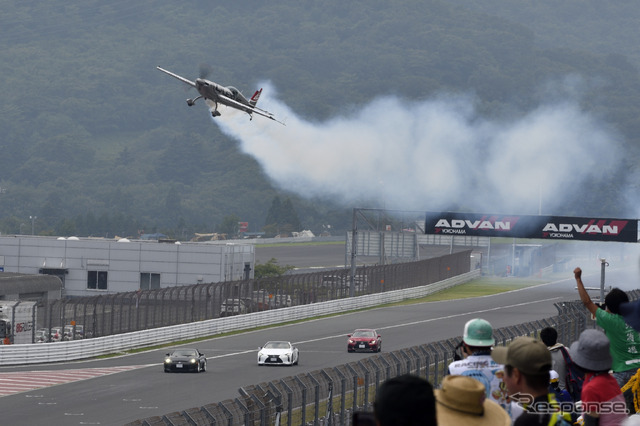 室屋選手によるアクロバティックフラウと