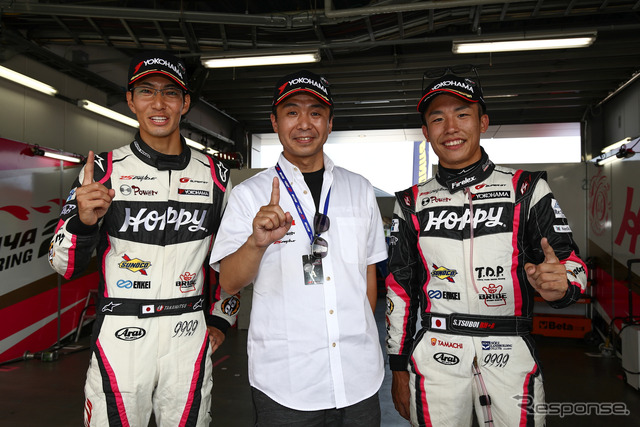 GT300ポール獲得の(左から)松井、土屋武士監督、坪井。