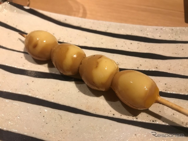 ウズラの卵の串は、中身すべて半熟だった。たれで焼かれると、煮卵とは違った情趣がある。