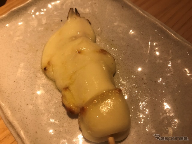 旨味だけを引き出した焼き鳥の数々の最後にはぜひこのチーズの串、別に頼んででも食べるべきかも。至福のひと時の画竜点睛。流れ始めたこの姿を見れば説明は不要かもしれない。