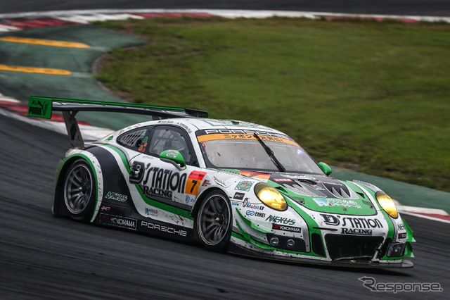 GT300クラス決勝7位の#7 ポルシェ。