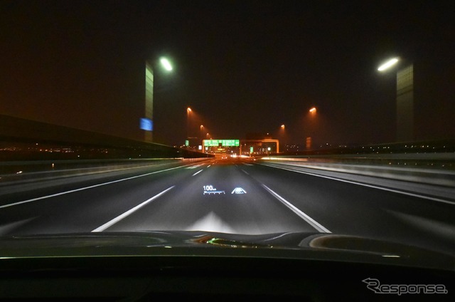 トヨタ カムリで100km/hクルーズ中。高速巡航は一番の得意科目だった。