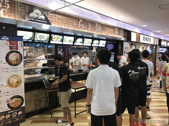 昼時を少し外しても常に列ができる人気ぶり。