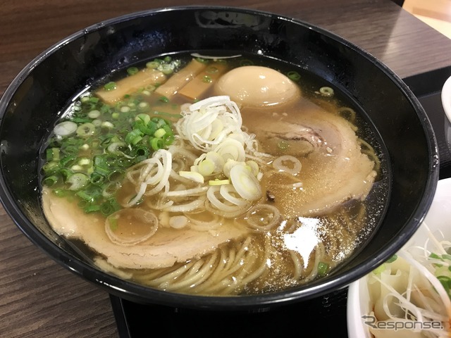 まずどんぶりを前にして香りの良さに食欲が刺激される。