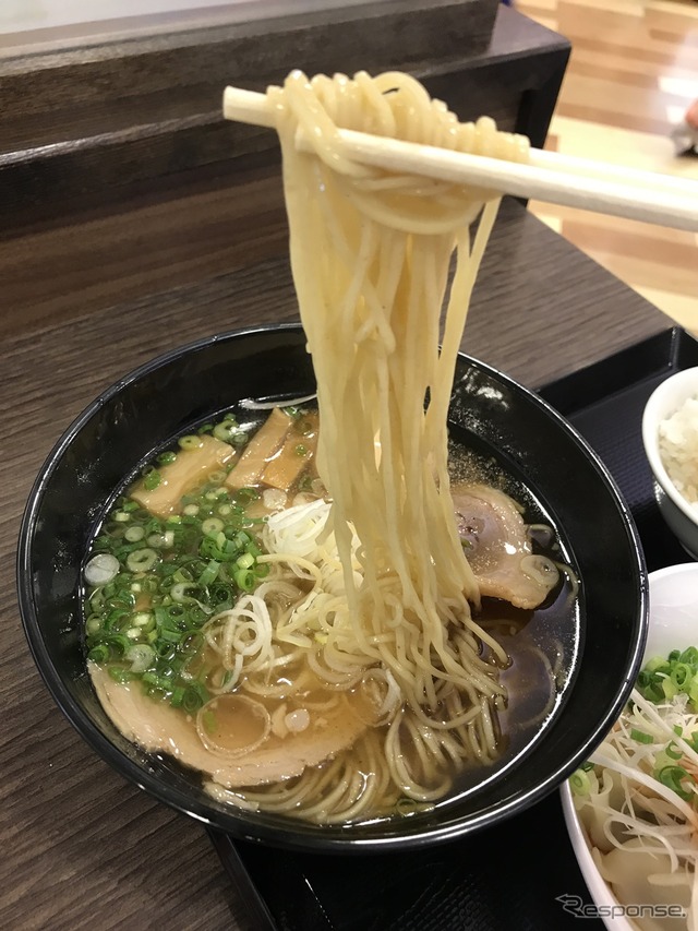 麺ものど越しがよく歯ごたえ甘み、そしてスープとの相性抜群だ。
