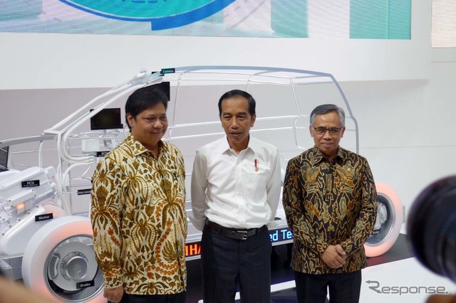 オープニングに先立ってインドネシアのジョコ・ウィドド大統領(中央)も会場を訪れた