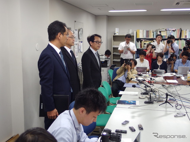 東京都内で記者会見に臨む渡部克明代表取締役副社長執行役員（中央）ら