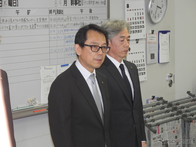 ヤマハ発動機の渡部克明代表取締役副社長執行役員(左)