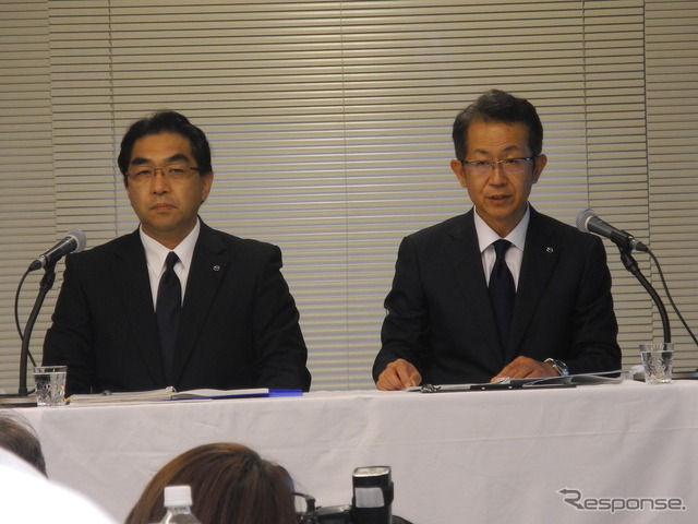 (左から)マツダの向井武司常務執行役員と菖蒲田清孝取締役専務執行役員