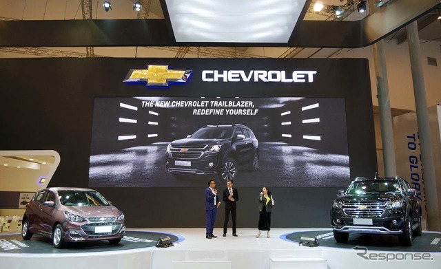 GMインドネシアが発表した新型スパーク(左)と新型トレイルブレイザー
