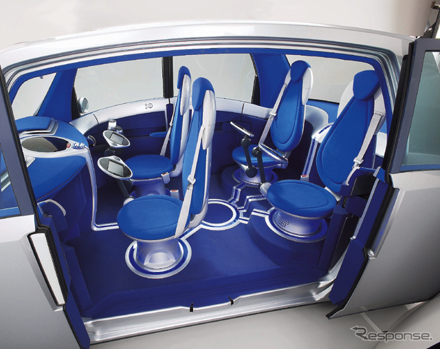 【東京ショー2001出品車】人が乗れる4輪ロボペット、トヨタ/ソニー『pod』