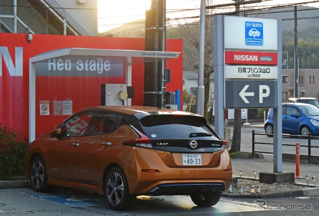 日産リーフ。山口・湯田温泉にて充電中。