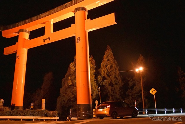 日産リーフ。山口・津和野の大鳥居にて。