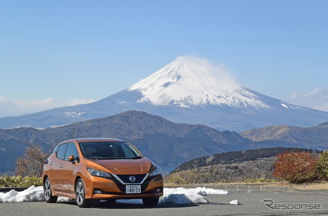 日産リーフ。箱根峠にて。