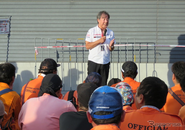 予選日終了後、もてぎのレースを支えるオフィシャルたちに、星野一義さん(IMPUL監督)が感謝の意とと応援の旨を述べた。