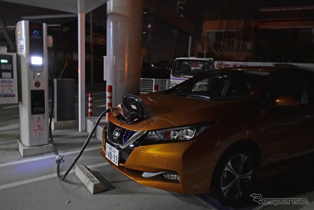 真夜中の日産ディーラーで急速充電中。