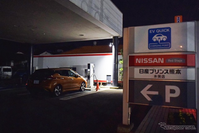 水俣の日産ディーラーで充電中。以前は真夜中でも「EV QUICK」の看板が点灯しており、その光を見るとほっとしていたものだったが、今は多くのディーラーが消灯していた。