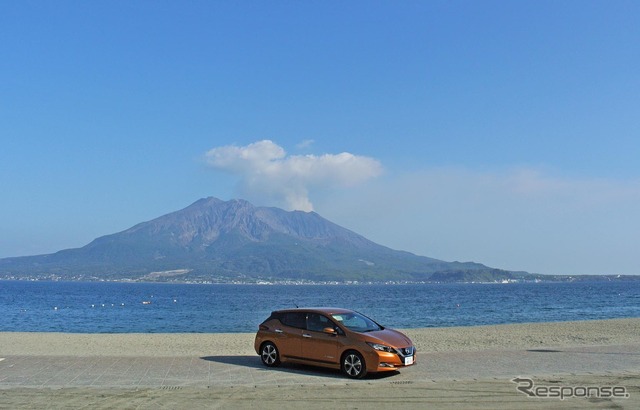 日産リーフ。桜島をバックに記念撮影。