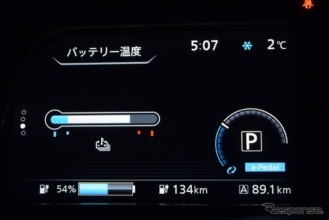 現行リーフの弱点のひとつに、バッテリーの温度が上がりやすいということがあった。写真の温度だと充電速度がかなり低下する。パッシブクーリングではなく、強制空冷システムくらいは欲しくなるところ。