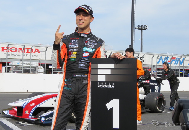優勝した#1 石浦宏明(後方は#20 平川のマシン)。