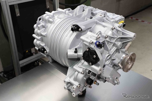 商用車用電動ドライブ「CeTrax lite」。150kWのモーターと1段の変速機、パワーエレクトロニクスを一体化したEV化用のパッケージ
