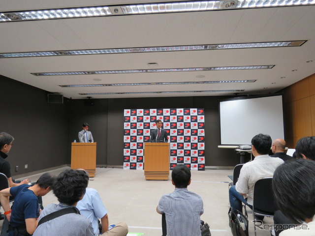 22日の報告会の模様(司会は安東アナ=左)。