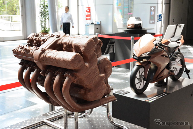 インダストリアルクレイで作られたホンダ『CBX1000』の直6エンジン