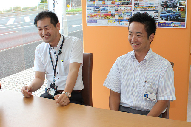 『千葉スバル自動車株式会社成田店』のチーフカーライフアドバイザー・木嶋 亮さん(左)と、カーライフアドバイザー・田川敦士さん。