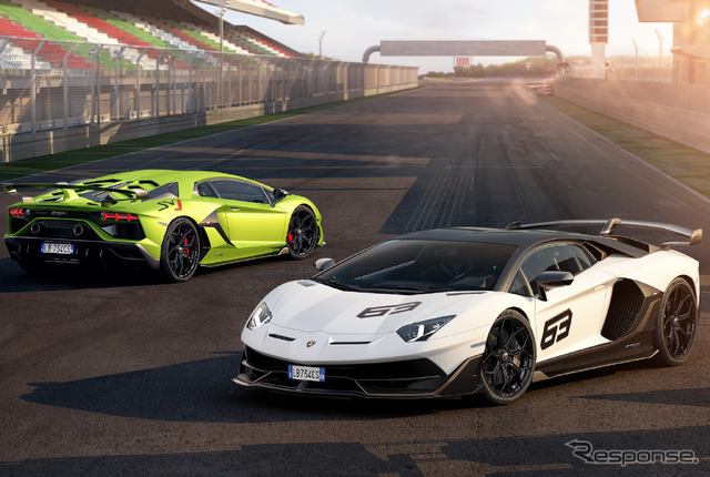 ランボルギーニ・アヴェンタドールSVJ63(白)とランボルギーニ・アヴェンタドールSVJ(緑)