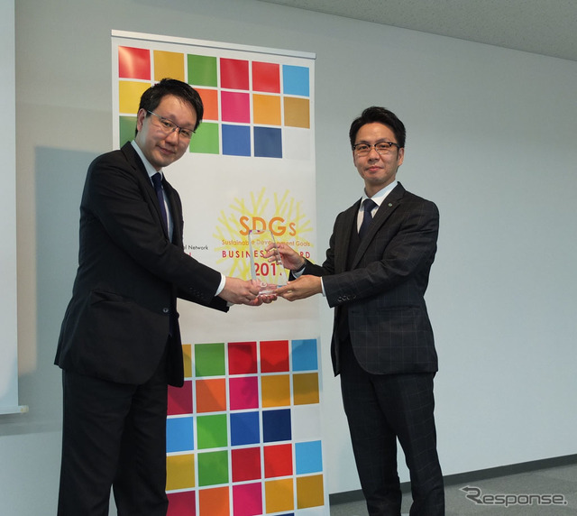 「SDGsビジネス・アワード」授賞式、金沢工業大学平本督太郎 SDGs推進センター長(左)と会宝産業 近藤高行社長(右)