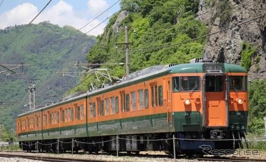 189系と接続する湘南色の115系はしなの鉄道車。10月20日には、上りのみ、えちごトキめき鉄道やJR東日本を含めた3社を直通する。