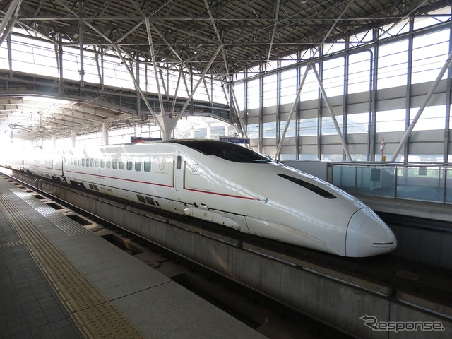 九州新幹線の乗務員には、車掌へスマートフォン(iPhone 8 plus)が、運転士へタブレット端末(iPad)が導入され、10月から使用を開始する。