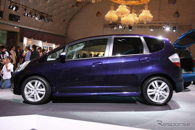 新車売れ筋ランキング11月…フィット が2冠