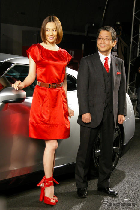 米倉涼子、日産 GT-R でトンネルに現る!