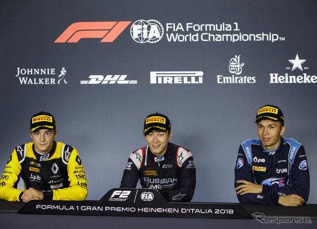 “F1セット”でのトップ3会見(中央が優勝者の牧野)。