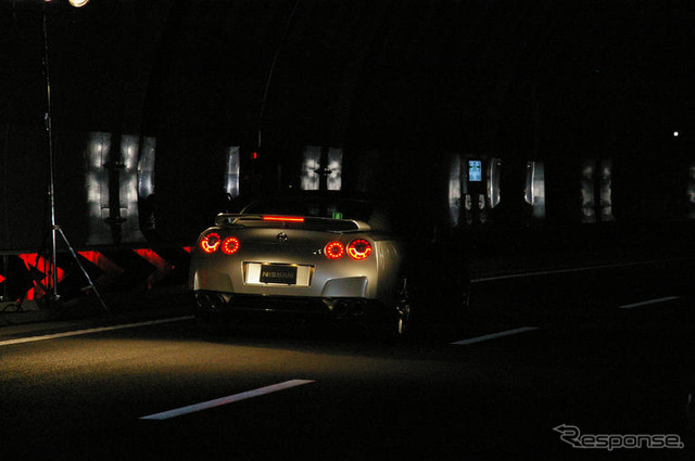 米倉涼子、日産 GT-R でトンネルに現る!