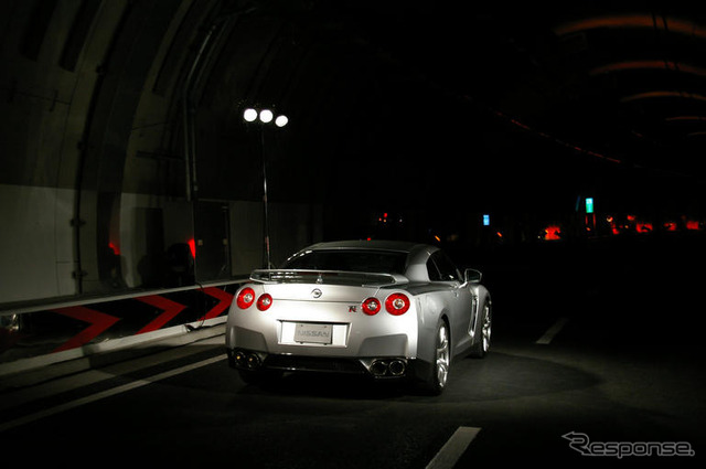 米倉涼子、日産 GT-R でトンネルに現る!