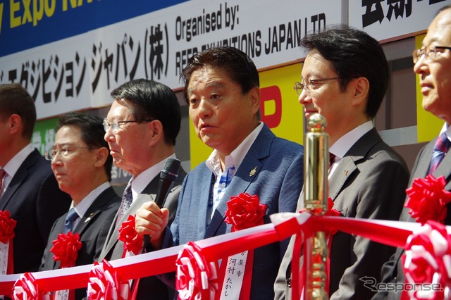 河村たかし名古屋市長(中央)