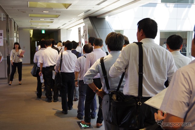 基調講演会場に向かう長蛇の列