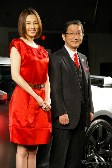 【写真蔵】米倉涼子、日産 GT-R でトンネルに現る!