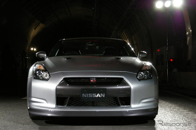 【写真蔵】米倉涼子、日産 GT-R でトンネルに現る!