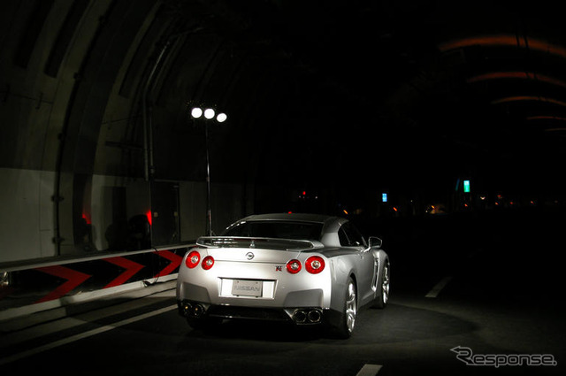 【写真蔵】米倉涼子、日産 GT-R でトンネルに現る!