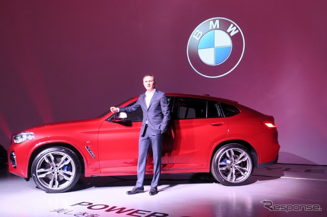 BMW X4 新型発表会のペーター・クロンシュナーブル代表取締役社長